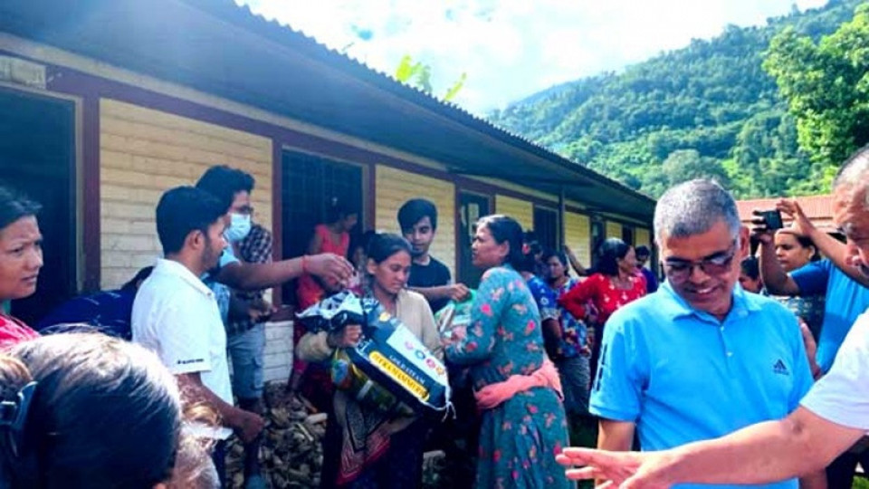 स्वावलम्बन लघुवित्तद्वारा भोटेकोशी बाढी प्रभावितलाई राहत वितरण