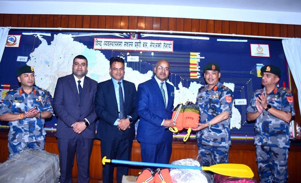 सन नेपाल लाइफद्वारा सशस्त्र प्रहरी बललाई विपद् व्यवस्थापनका लागि उद्धार सामग्रीहरू हस्तान्तरण