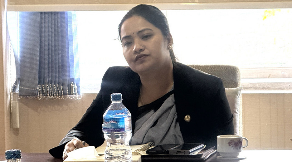 पीआर लिएर पनि सरकारी कर्मचारी ? दुईमाथि कारबाही, सयौंमाथि छानबिन