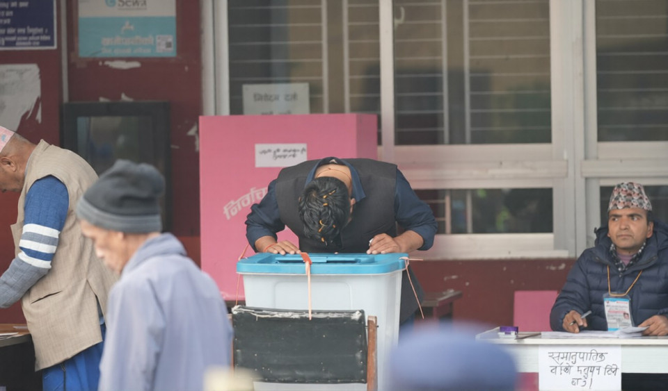 मतदानपछि मतपेटिकालाई ढोगे रविले