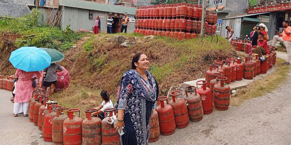 बजारमा ग्यास अभावको गुनासो बढेपछि प्रधानमन्त्री कार्यालय सक्रिय, तीन महिना मासिक ५० हजार टनभन्दा बढी आयात गरिने