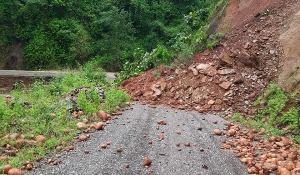 बाढीपहिरोले पाँच सडक प्रभावित, चार खण्डमा एकतर्फी यातायात सञ्चालन