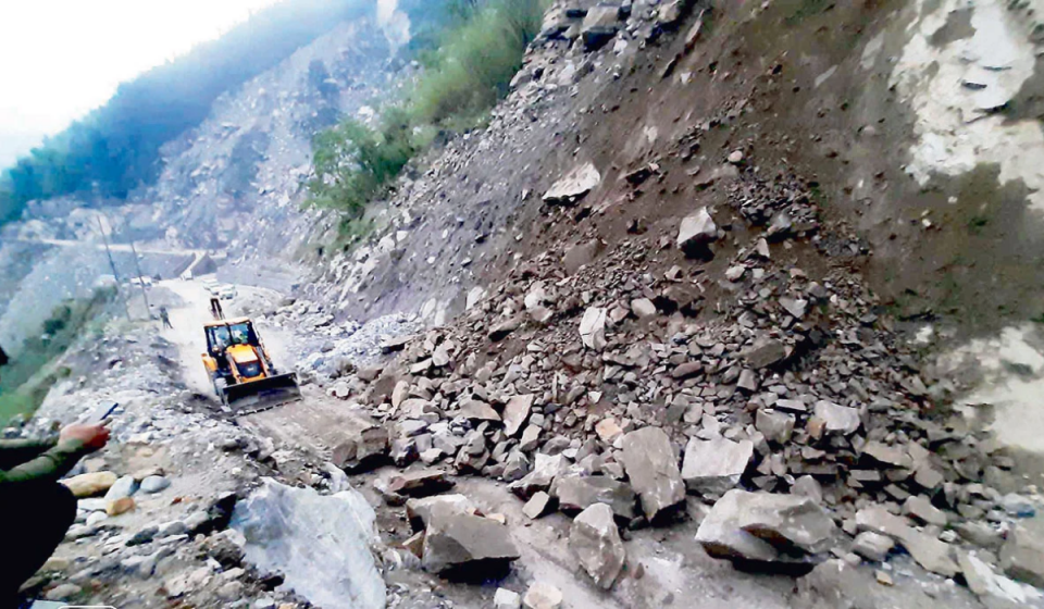 गण्डकीका विभिन्न राजमार्ग अवरुद्ध, केहीमा एकतर्फी आवागमन