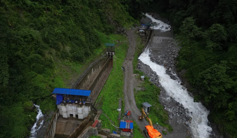 रेलेखोलाको बाँधमा बाढी पस्दा विद्युत उत्पादन बन्द