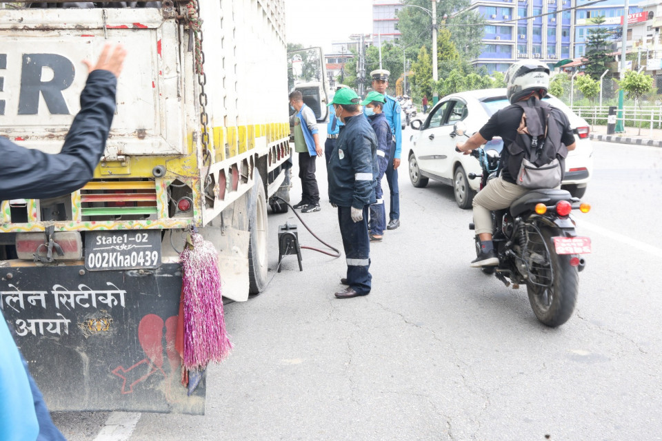 सिनामंगलमा ३९ सवारी साधनको प्रदूषण परीक्षण, मापदण्डविपरीत रहेका ९ गाडीलाई कारबाही