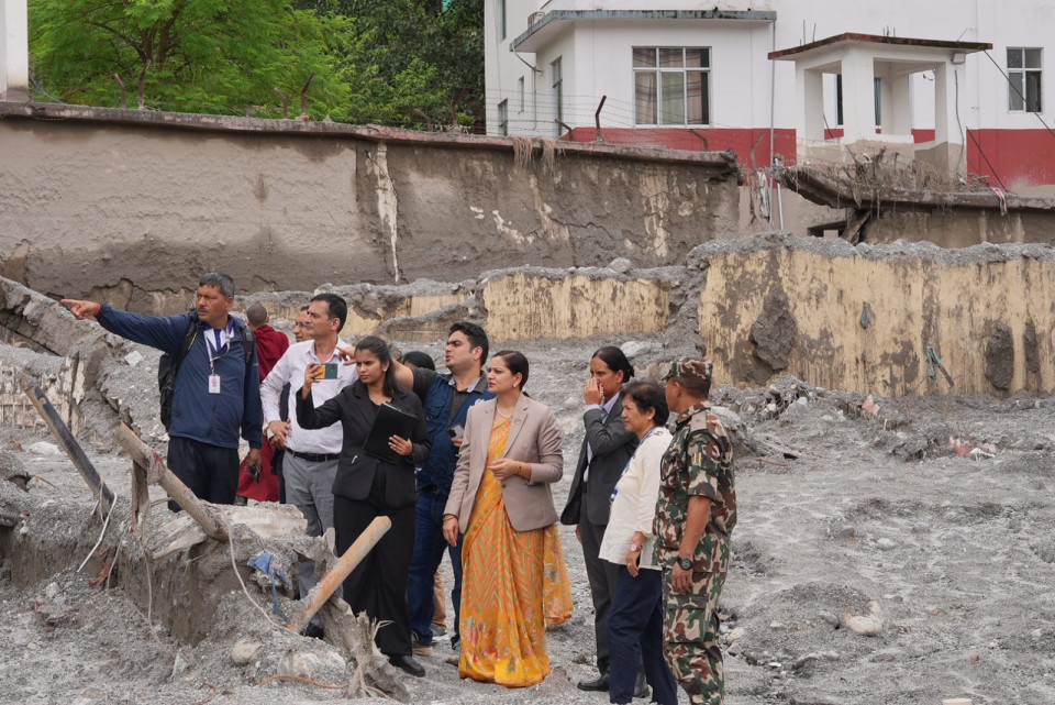 भोटेकोशी बाढी प्रभावित क्षेत्रमा स्वास्थ्य सेवाको अवस्थाबारे मन्त्री मेहताको स्थलगत अनुगमन