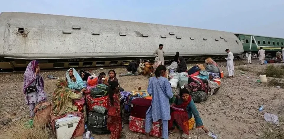 पाकिस्तानमा रेल दुर्घटना, १४ वटै डिब्बा पटरीबाट खसे; ६ जनाको मृत्यु