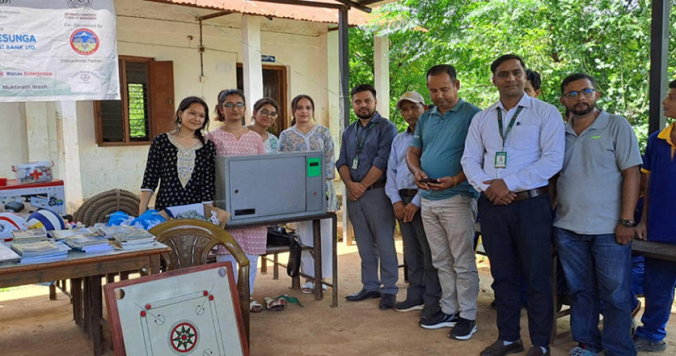 कृषि विकास बैंकद्वारा विद्यालयलाई स्यानीटरी प्याड तथा सोको भेण्डिङ्ग मेशिन प्रदान