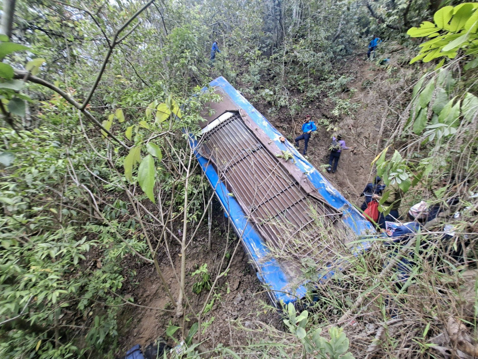 अर्घाखाँची बस दुर्घटनामा परेर मृत्यु हुनेको संख्या ४ पुग्यो, केहीको अवस्था गम्भीर