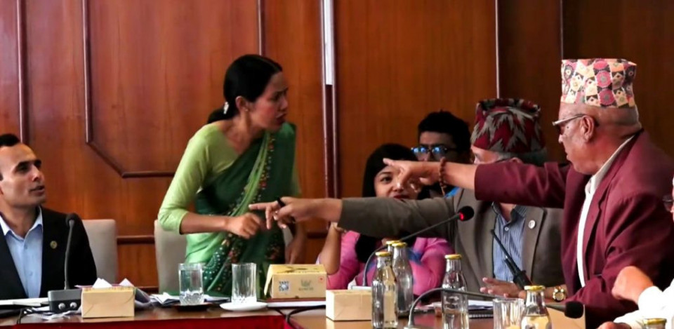 बञ्चरेडाँडाको फोहोर विवादमा बैठकमै तनाव, मेयरहरूसँग आशिका तामाङको चर्काचर्की