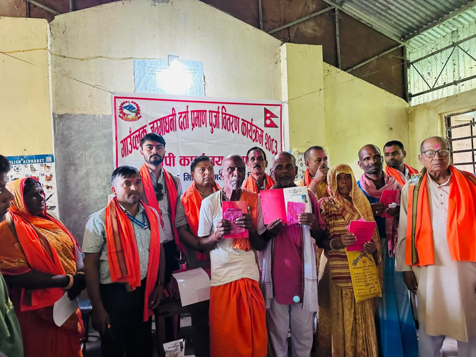९ वर्षपछि धनुषाका ३८८ परिवारले पाए लालपुर्जा, नापजाँच २०७४ मै सकिएको थियो, अब कानुनी स्वामित्व स्थापित