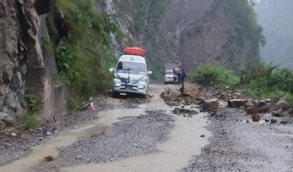 फिस्लिङ नजिक पृथ्वी राजमार्ग भाँसियो, यातायात अवरुद्ध