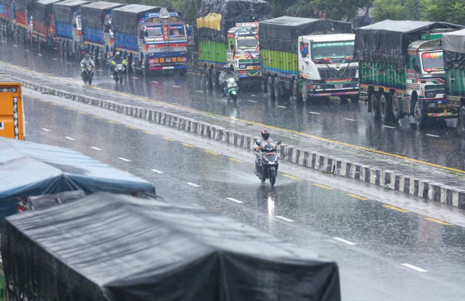 राजमार्ग अवरुद्ध भएपछि काठमाडौंमै रोकिए मालवाहक ट्रक