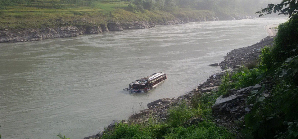 चितवन पहिरो अपडेट: दुईवटा बस त्रिशूली नदीमा बेपत्ता, ६५ जना यात्रुको अवस्था अज्ञात,उद्धारमा समस्या