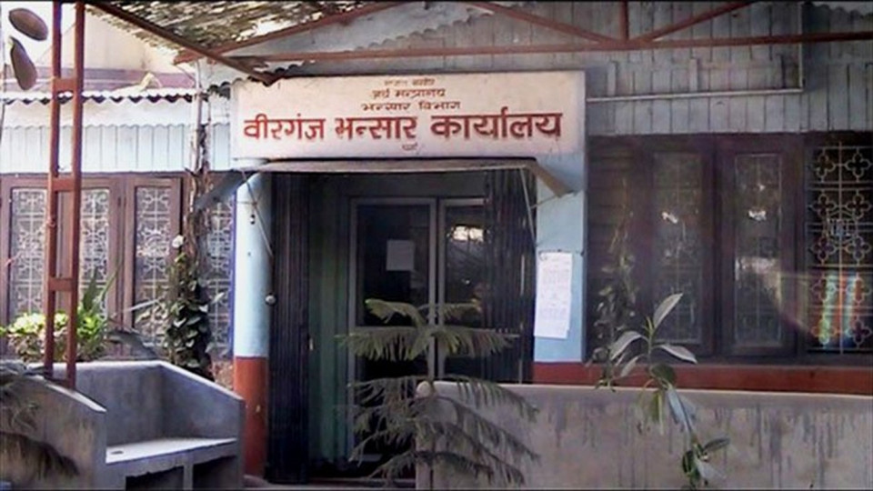 वीरगञ्ज भन्सार कार्यालयले तीन दिनमा ३ अर्ब १५ करोड राजस्व सङ्कलन, उद्यमीहरू जाँचपास प्रक्रियामा सहभागी भएनन्