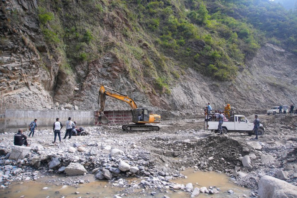 देशभर बाढी–पहिरोको असर, विभिन्न राजमार्गमा यातायात अवरुद्ध, कतै पूर्ण त कतै एकतर्फी सञ्चालन