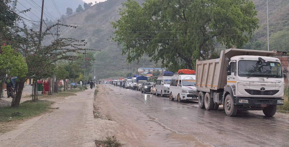 वर्षापछिको पहिरोले मुख्य राजमार्ग ठप्प, यात्रु बीच बाटोमै अलपत्र