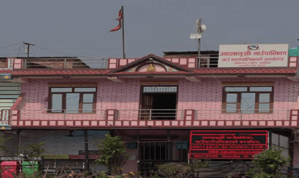 ज्वालामुखी गाउँपालिकाका जनप्रतिनिधि र कर्मचारीद्वारा बाढीपीडितलाई तलब सहयोग