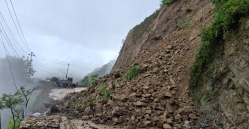 धुलिखेल–खावा सडकखण्डमा पहिरो खस्दा अरनिको राजमार्ग ठप्प