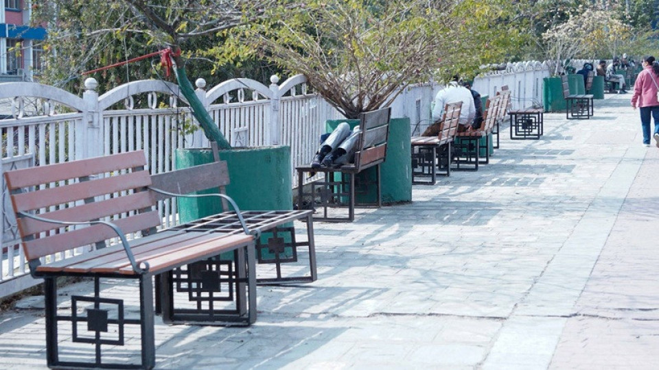 पैदल यात्री बस्ने सार्वजनिक कुर्सी व्यवस्थापनको काम थालिएको हो, हटाइएको होइन–काठमाण्डौ महानगर