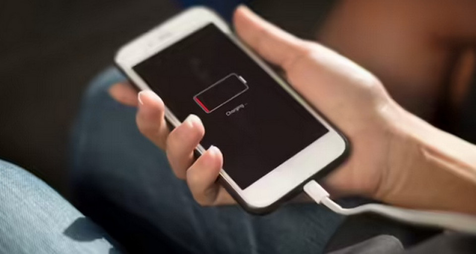 मोबाइलको चार्जर सक्कली हो वा नक्कली ? यी ३ तरिकाले क्षणभरमै पत्ता लगाउनुहोस्