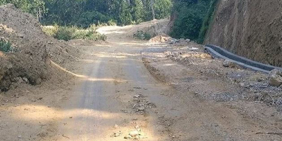 चित्लाङ यात्रा गर्नेहरूलाई सास्ती, सडक १४ दिन पूर्ण बन्द