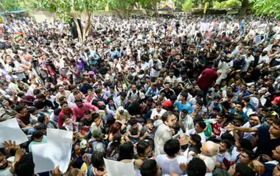 ‘कक्रोच जनता पार्टी’का नेता रिहा, दिल्लीमा दोस्रो दिन पनि प्रदर्शन जारी