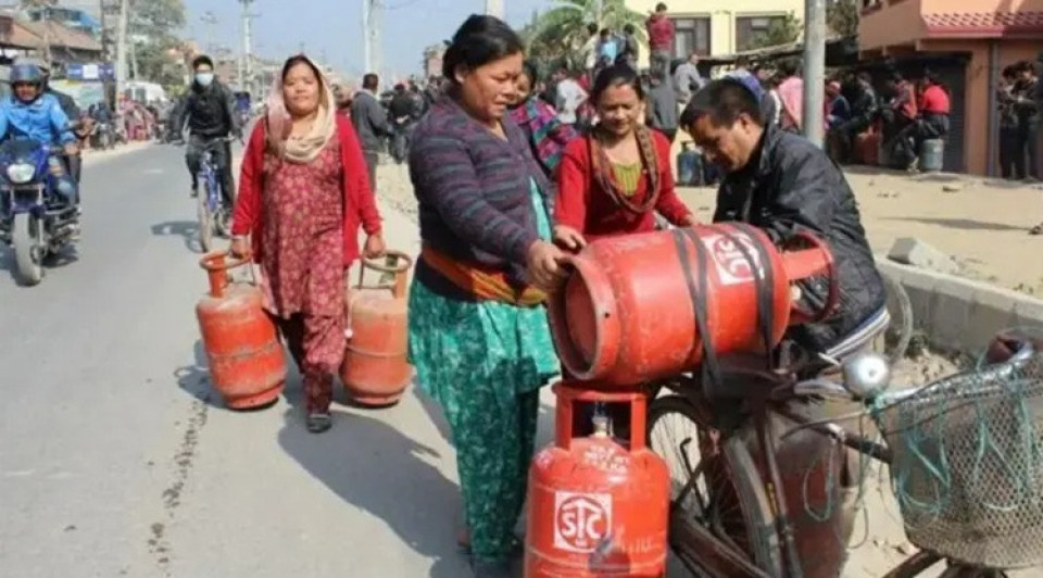 ग्यास अभावको गुनासोबीच नेपालगन्जमा १३ सिलिन्डर लुकाएको भेटियो, पसललाई ५० हजार जरिवाना