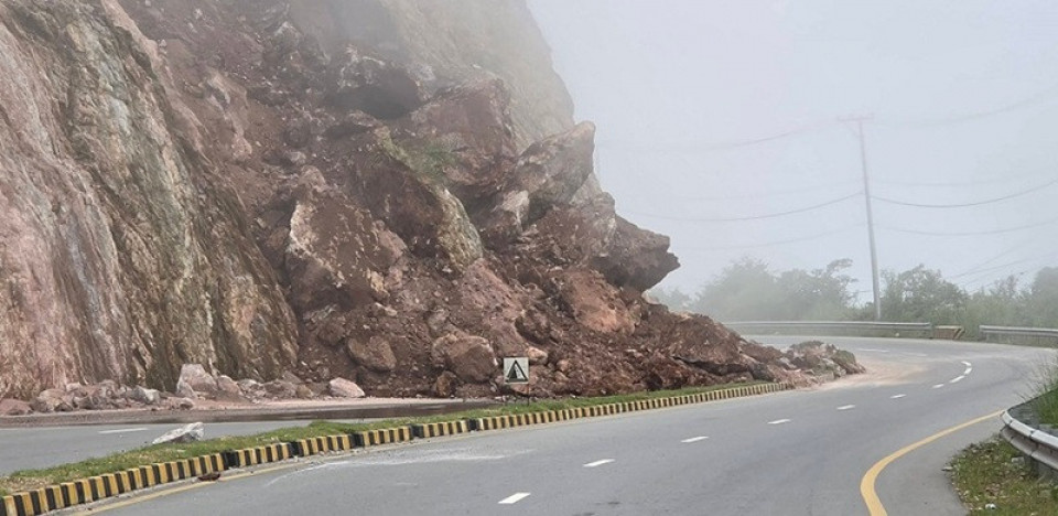 छिर्कनेमा पहिरो पन्छाएपछि पृथ्वीराजमार्ग एकतर्फी सञ्चालन