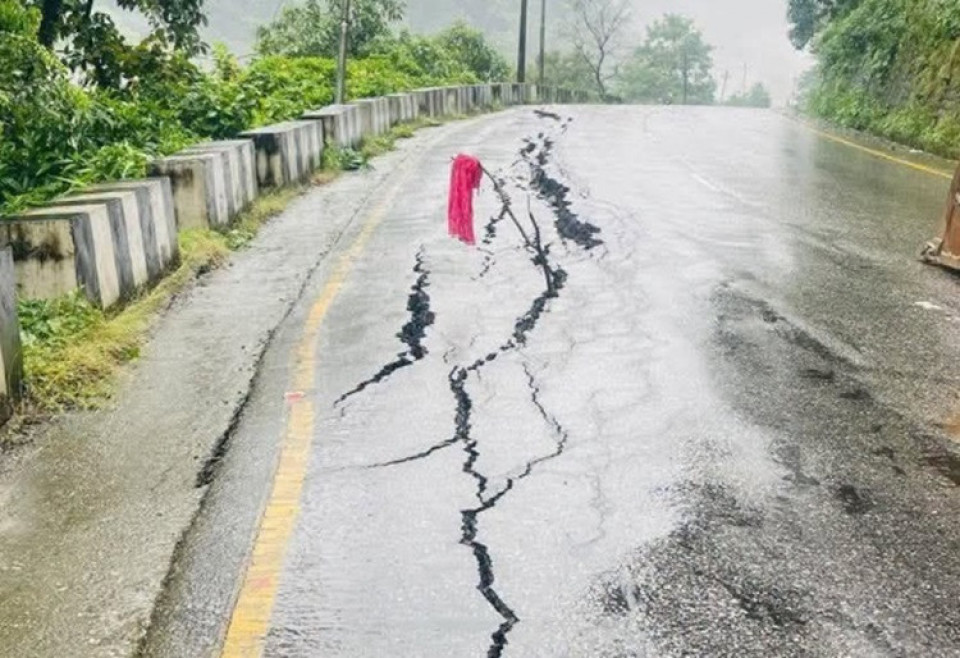 सिमलतालमा त्रिशूली नदीको कटानले सडक भासियो