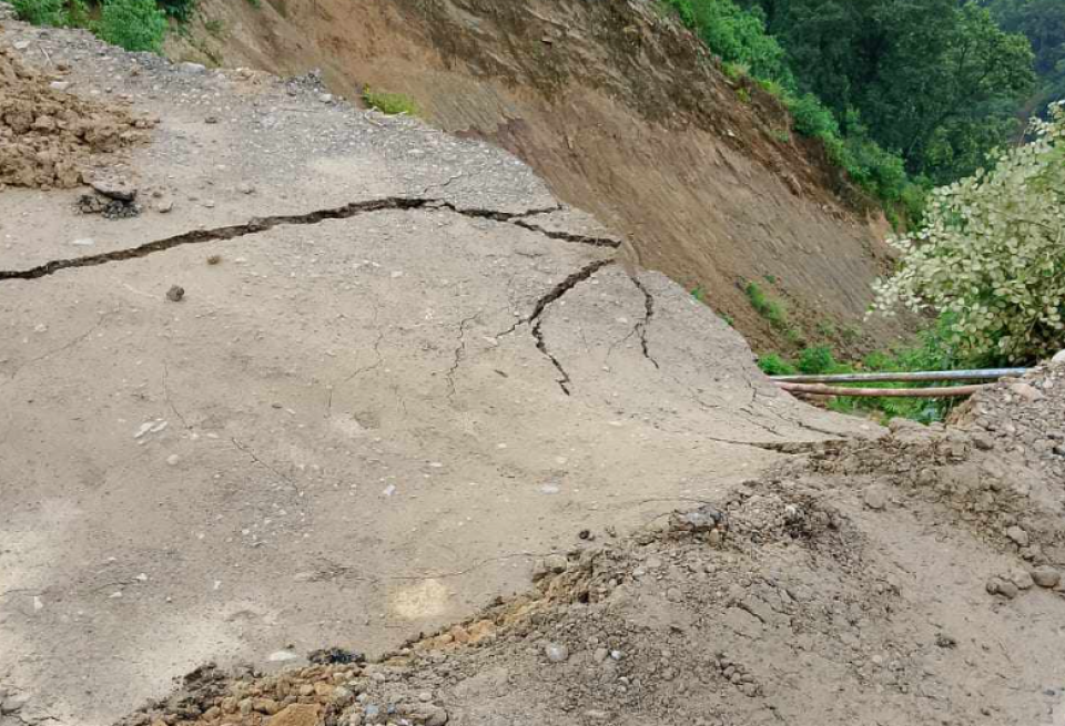 दाउन्नेमा सडक भासियो, पूर्वपश्चिम राजमार्ग पूर्णरुपमा बन्द