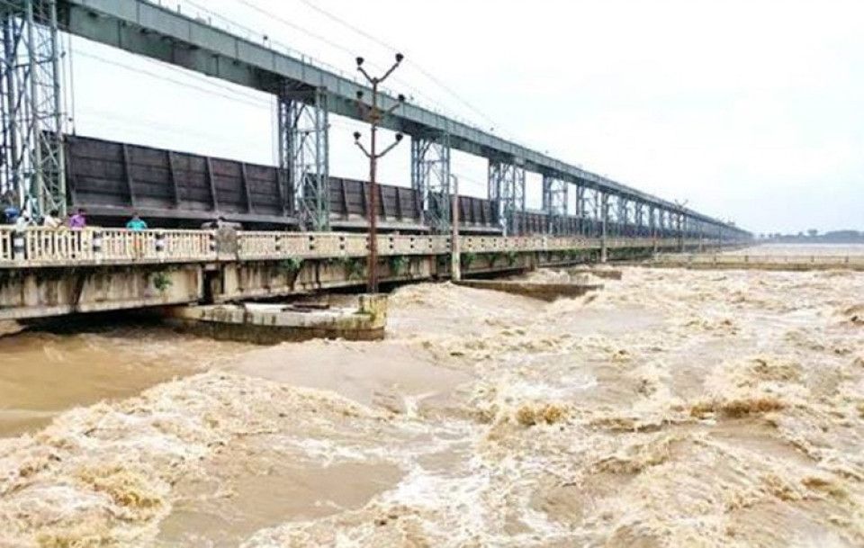 सप्तकोशीमा पानीको बहाव खतराको तहमा, ब्यारेजका २३ ढोका खोलिए