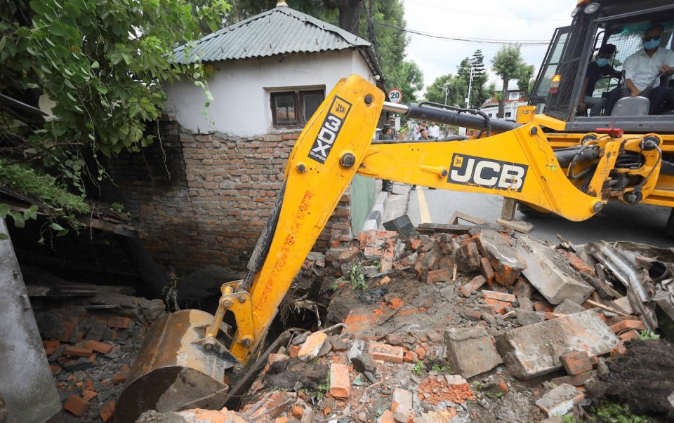 माइतीघरको डुबान रोक्न ‘बोटलनेक’ हटाइँदै, ढल निकास फराकिलो बनाउने काम सुरु
