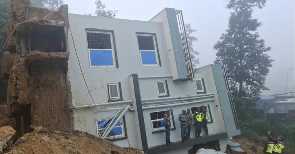 ललितपुरको धापाखेलमा पहिरोले साढे दुईतले घर ढल्यो, खोला समेत थुनियो