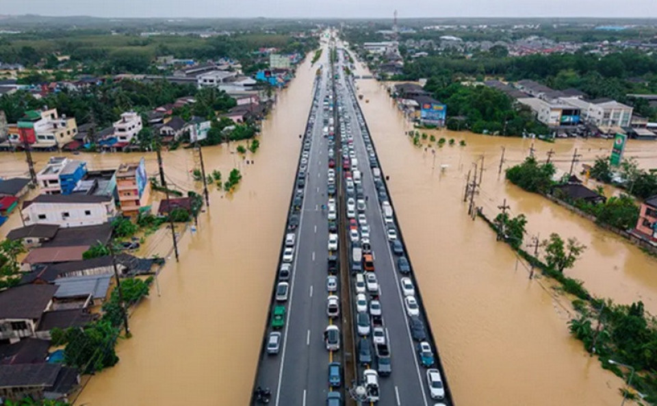 थाईल्याण्डमा ३ सय वर्षकै ठूलो वर्षा: बाढीमा डुबे शहरहरू, २० लाख बढी मानिसहरु प्रभावित
