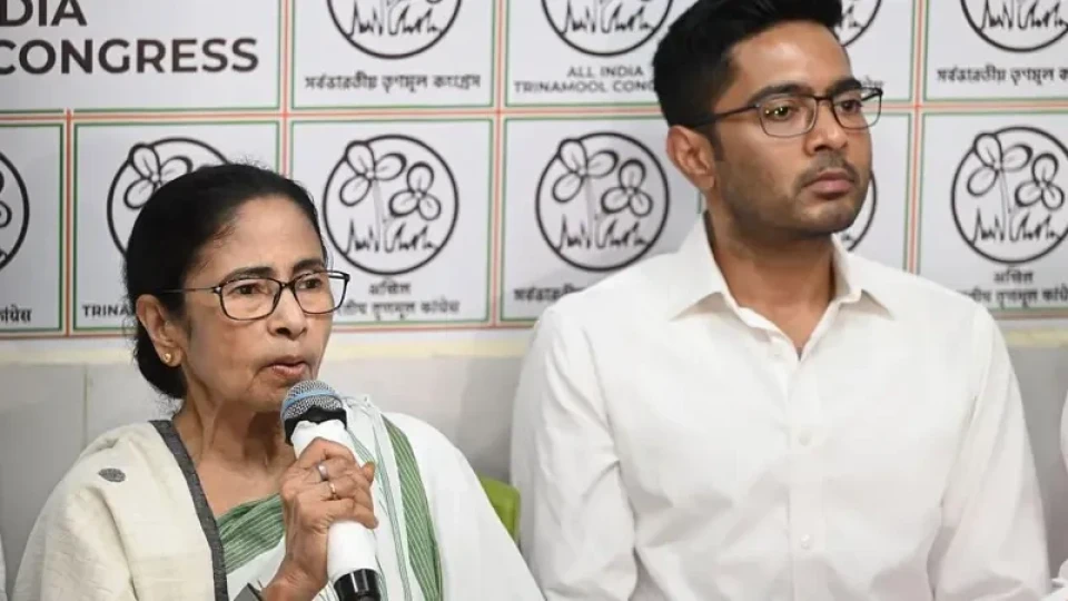 पश्चिम बंगाल चुनाव नतिजापछि ममता बनर्जीको राजीनामा नदिने अडानले बढ्यो राजनीतिक बहस