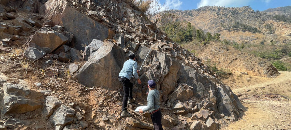 धौवादीमा झण्डै १० करोड मेट्रिक टन फलामजन्य पदार्थ रहेको अनुमान
