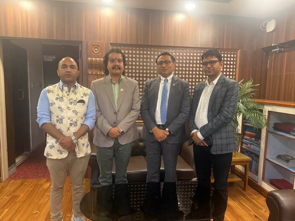 सेयर बजारका दुई टोलीले अर्थमन्त्री भेटेपछि परस्परविरोधी दाबी