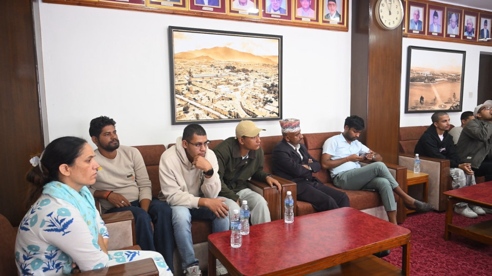 ‘तपाईंहरू एक्लो हुनुहुन्न’-बाढीमा हराएका भन्सारकर्मीका परिवारलाई अर्थमन्त्रीको सहानुभूति