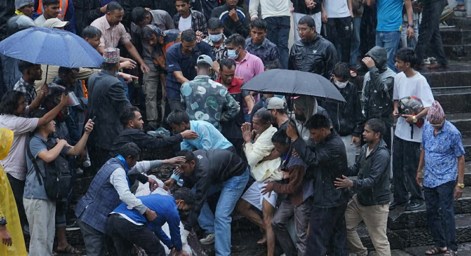 गणेश नेपालीको पशुपति आर्यघाटमा अन्त्येष्टि, ९ बुँदे सहमतिपछि शव बुझ्यो परिवारले
