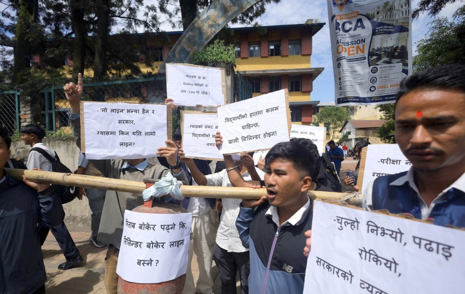 किताब बोकेर पढ्ने कि सिलिन्डर बोकेर लाइन बस्ने ? भन्दै नेविसंघको प्रदर्शन