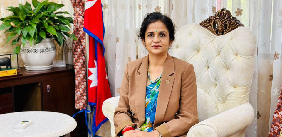 ग्यास संकटले खायो मन्त्रीको पद, राजीनामापछि रुँदै मन्त्रालयबाट निस्किइन् गौरीकुमारी