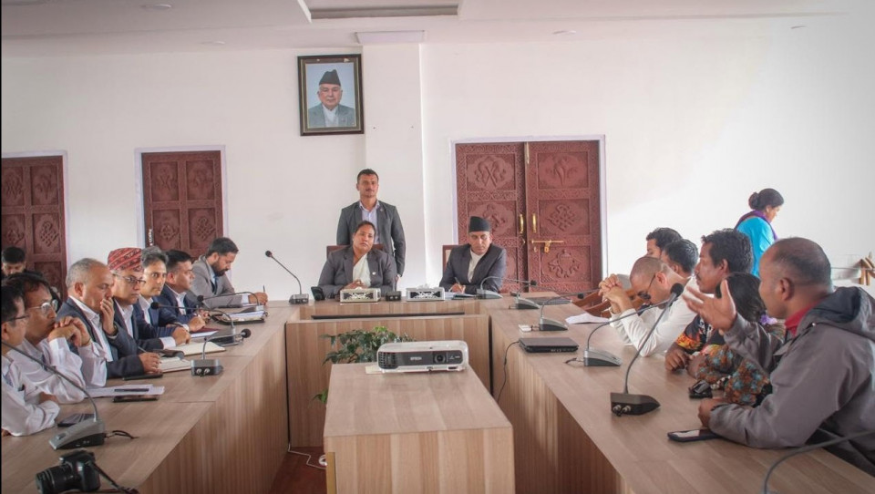 माइतीघरमा प्रदर्शनरत किसानसँग कृषिमन्त्री चौधरीको छलफल, माग सम्बोधन गर्न निर्देशन
