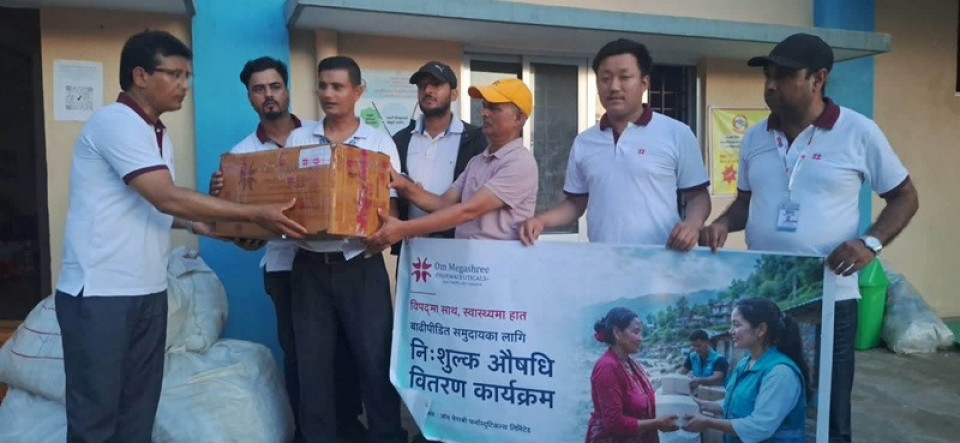 ओम मेगाश्री फर्मास्युटिकल्सद्वारा बाढीपीडितका लागि २० लाख रुपैयाँ बराबरको औषधि सहयोग