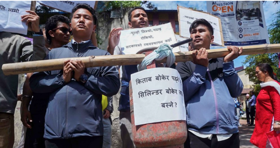 ग्यास अभावविरुद्ध सिलिन्डर बोकेर सिंहदरबार घेर्न पुगे विद्यार्थी