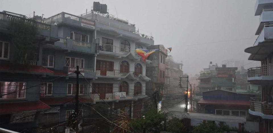 साँझ नपुग्दै अँध्यारो : काठमाडौंमा हावाहुरीसहित वर्षा