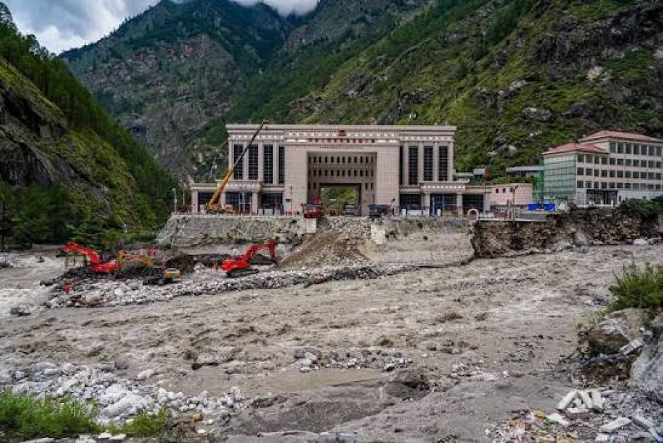 केरुङ पहिरोपछि उद्धार कार्य तीव्र, विदेशी सञ्चारकर्मीले गरे स्थलगत अवलोकन