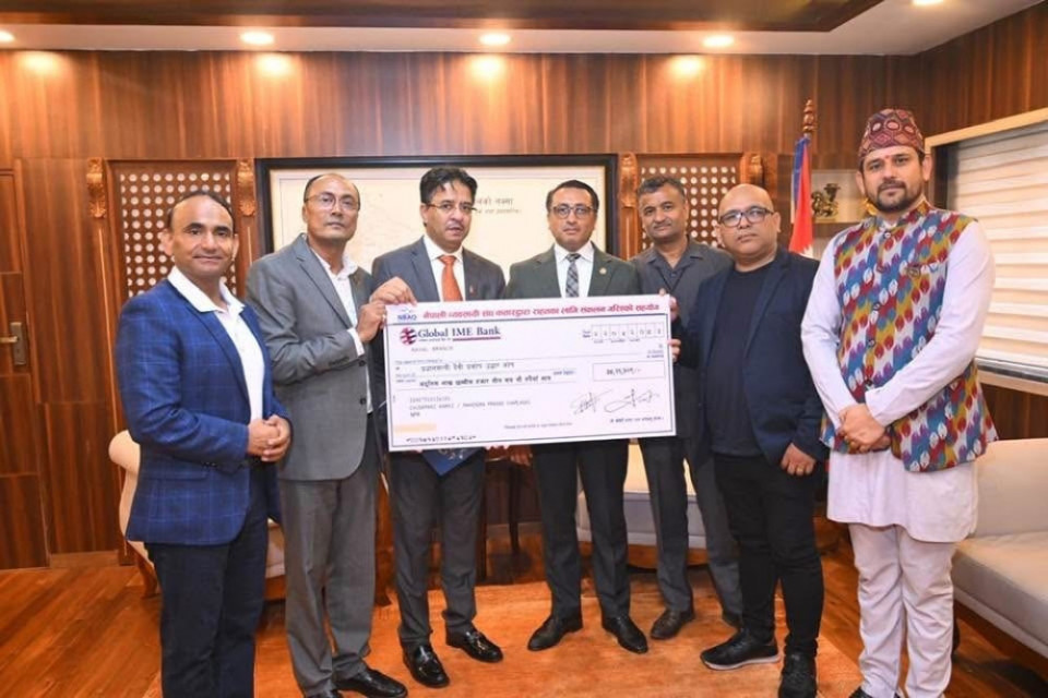 कतारका नेपाली व्यवसायीले बाढीपीडितका लागि दिए ३८.२६ लाख