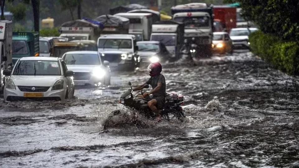 भारतको उत्तर प्रदेशमा ७२ घण्टे अविरल वर्षा, ५८ जनाको मृत्यु