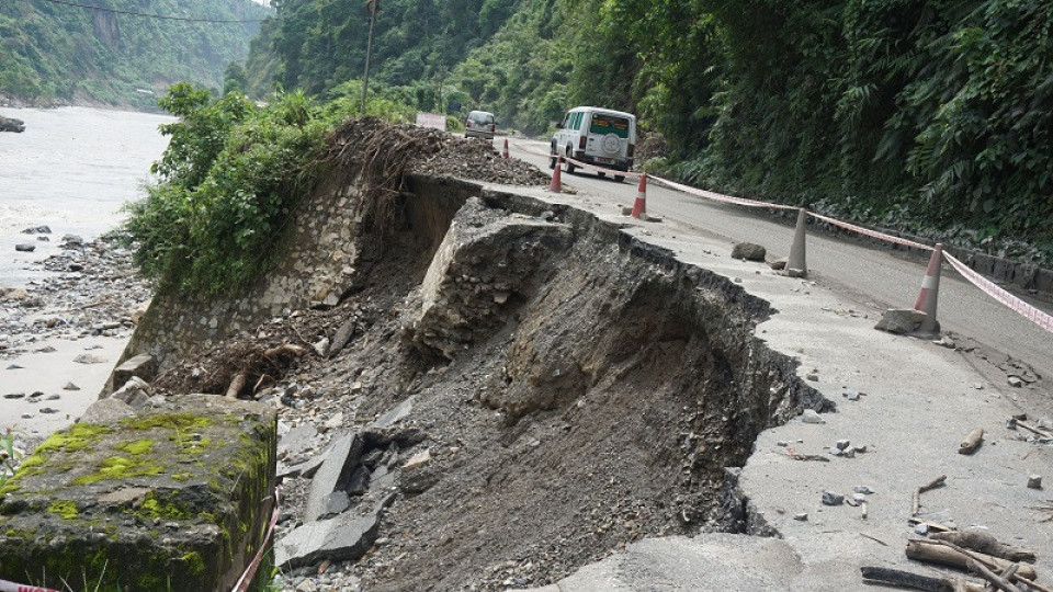 पहिरोका कारण पृथ्वीराजमार्ग एकतर्फीमात्रै सञ्चालन